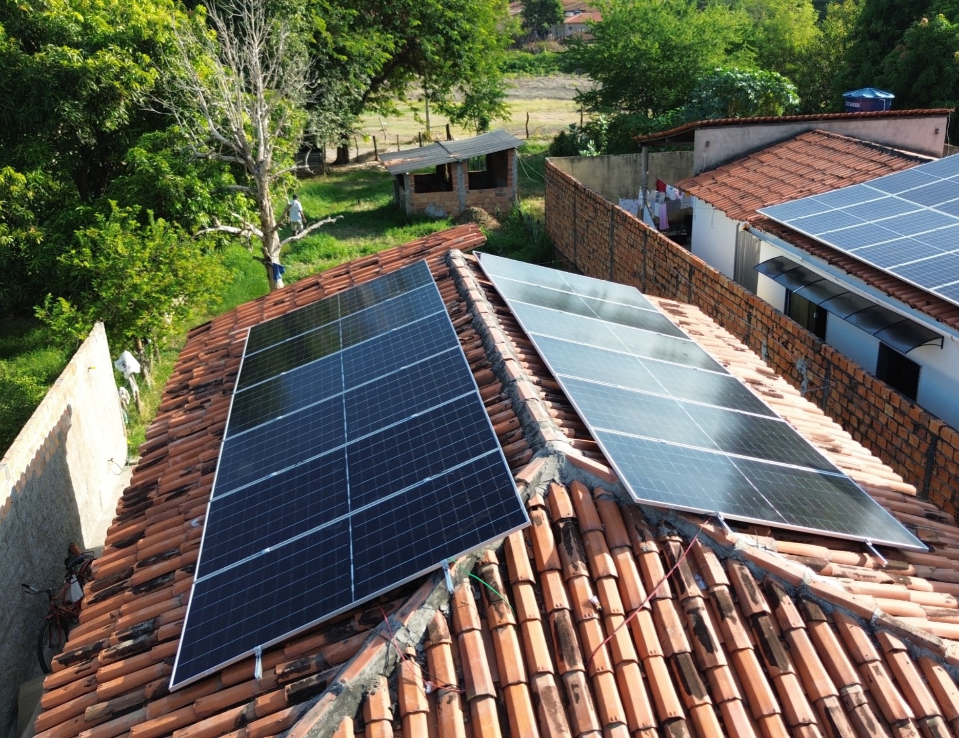 Painéis solares em telhado colonial