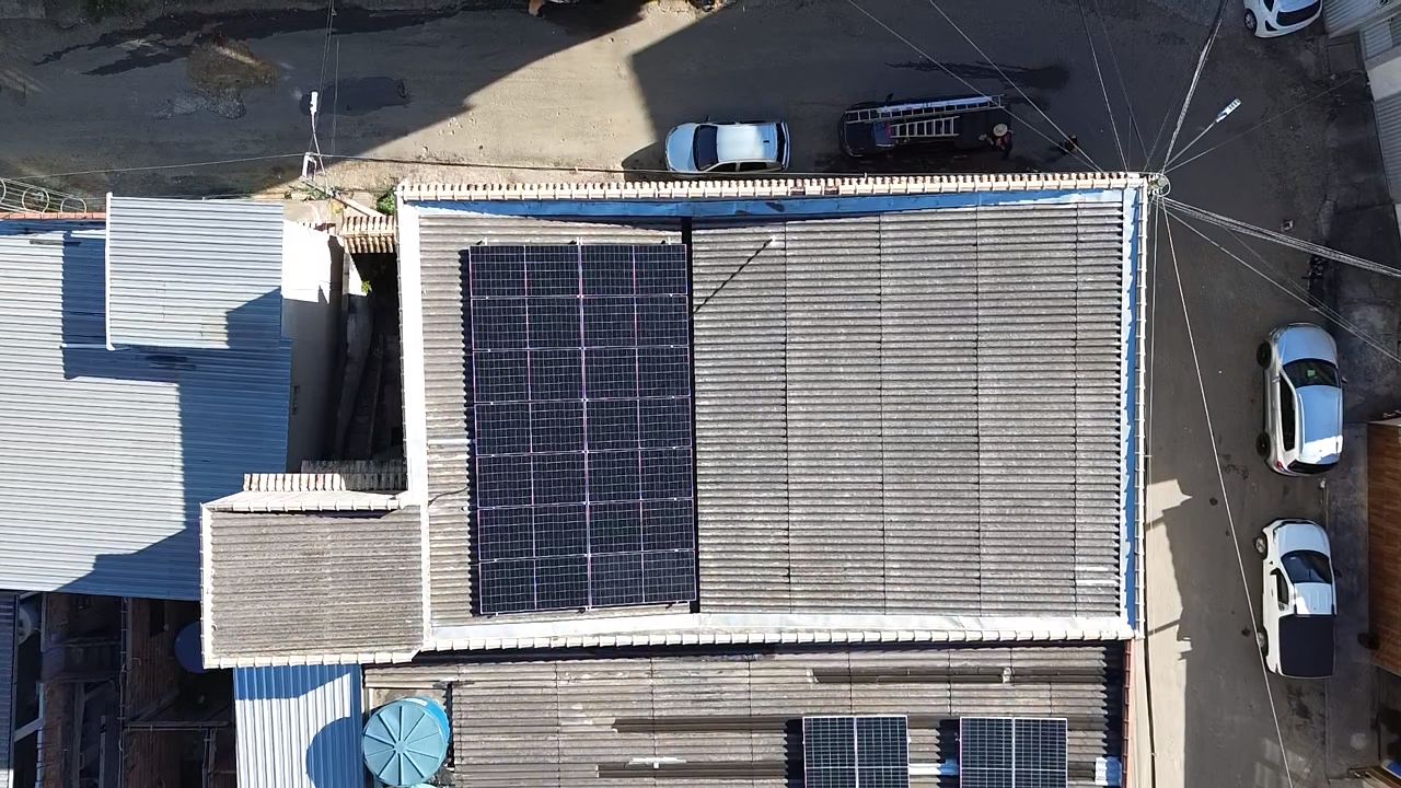 Vista aérea de instalação solar