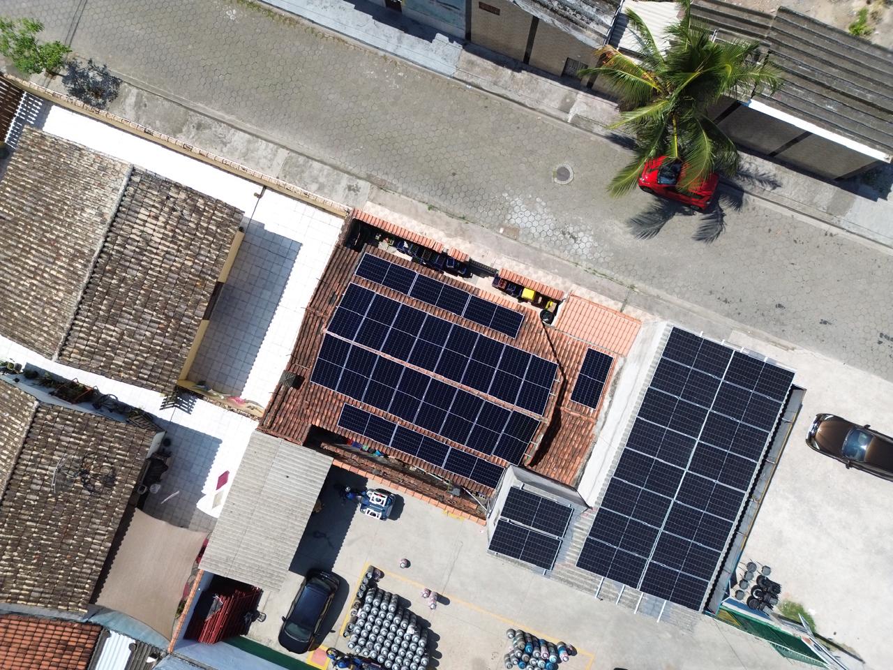 Grande instalação comercial com múltiplos painéis