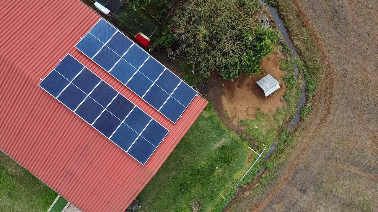 Instalação em telhado metálico vermelho